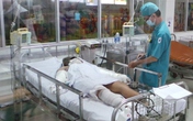 Cháu bé bán vé số bị mẹ thiêu sống: “Con muốn về với mẹ!” Cháu bé bán vé số bị mẹ thiêu sống: “Con muốn về với mẹ!”