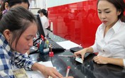 Chị Hồng ve chai bật khóc khi nhận toàn bộ số tiền Chị Hồng ve chai bật khóc khi nhận toàn bộ số tiền