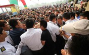 10 nghìn người xếp hàng nhận gạo và dầu ăn miễn phí 10 nghìn người xếp hàng nhận gạo và dầu ăn miễn phí