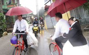 Bật khóc vì chú rể rước dâu bằng xe đạp giữa trời mưa Bật khóc vì chú rể rước dâu bằng xe đạp giữa trời mưa