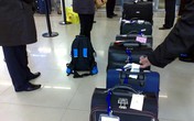 Mẹ giấu con 2 tháng tuổi trong hành lý xách tay lên máy bay Mẹ giấu con 2 tháng tuổi trong hành lý xách tay lên máy bay
