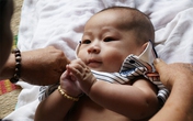 Lợi ích từ việc dạy trẻ tự mặc quần áo Lợi ích từ việc dạy trẻ tự mặc quần áo