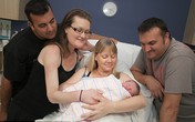Bé chào đời nhờ 3 bà mẹ Bé chào đời nhờ 3 bà mẹ
