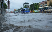 Mưa khủng khiếp, người Sài Gòn tháo chạy khỏi nhà... tránh ngập (!?) Mưa khủng khiếp, người Sài Gòn tháo chạy khỏi nhà... tránh ngập (!?)