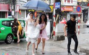 Người đẹp Thu Hà ôm váy chạy mưa trong ngày cưới Người đẹp Thu Hà ôm váy chạy mưa trong ngày cưới