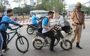 Không đội mũ bảo hiểm, hàng loạt học sinh bị phạt