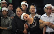 Khóc ngất tiễn đưa 5 người trong một gia đình sau vụ cháy Khóc ngất tiễn đưa 5 người trong một gia đình sau vụ cháy