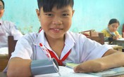 Cảm phục cậu bé mất hai tay viết bài bằng… ống nhựa Cảm phục cậu bé mất hai tay viết bài bằng… ống nhựa