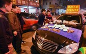 Thiếu gia lái Mercedes-Benz đi bán quà vặt Thiếu gia lái Mercedes-Benz đi bán quà vặt