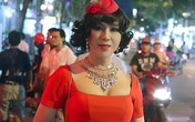 Long Nhật gây sốc khi giả gái đi giữa đường phố Sài Gòn Long Nhật gây sốc khi giả gái đi giữa đường phố Sài Gòn