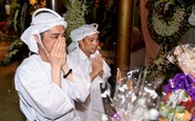 Ngọc Sơn tháo kính, ôm mặt khóc nức nở tiễn biệt cha lần cuối Ngọc Sơn tháo kính, ôm mặt khóc nức nở tiễn biệt cha lần cuối