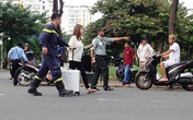 Giải cứu cô gái nước ngoài dọa nhảy lầu ở Phú Mỹ Hưng Giải cứu cô gái nước ngoài dọa nhảy lầu ở Phú Mỹ Hưng
