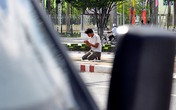 Thanh niên quỳ lạy liên tục dưới trời nắng xin tiền Thanh niên quỳ lạy liên tục dưới trời nắng xin tiền