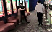 Cô gái trần truồng để níu kéo tình yêu bị "ném đá" Cô gái trần truồng để níu kéo tình yêu bị "ném đá"