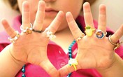 Bố mẹ vô tình đẩy con vào hiểm nguy khi cho đeo trang sức tới trường Bố mẹ vô tình đẩy con vào hiểm nguy khi cho đeo trang sức tới trường