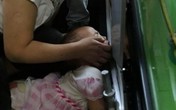 Kẹp tay vào thang cuốn, ngón tay bé gái bị đứt lìa Kẹp tay vào thang cuốn, ngón tay bé gái bị đứt lìa