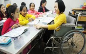 Cô giáo bại liệt ngồi xe lăn dạy học trò Cô giáo bại liệt ngồi xe lăn dạy học trò