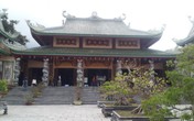 Sư thầy hướng dẫn chi tiết cách hành lễ khi đến ngôi chùa nổi tiếng nhất miền Trung Sư thầy hướng dẫn chi tiết cách hành lễ khi đến ngôi chùa nổi tiếng nhất miền Trung