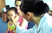 Bé 4 tuổi ngã võng bị kim đâm trúng hốc mắt Bé 4 tuổi ngã võng bị kim đâm trúng hốc mắt