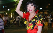 Long Nhật gây sốc khi mặc váy hoa sặc sỡ, trang điểm lòe loẹt như quý bà Long Nhật gây sốc khi mặc váy hoa sặc sỡ, trang điểm lòe loẹt như quý bà