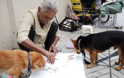 Cụ bà gốc Campuchia sống trên vỉa hè cùng hai con chó Cụ bà gốc Campuchia sống trên vỉa hè cùng hai con chó