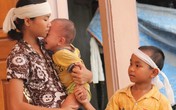 Thắt lòng trước cảnh ba đứa trẻ khóc sau quan tài bố mẹ Thắt lòng trước cảnh ba đứa trẻ khóc sau quan tài bố mẹ