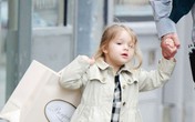 "Tiểu thư" nhà Becks phấn khích đi mua sắm cùng bố "Tiểu thư" nhà Becks phấn khích đi mua sắm cùng bố