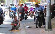 Người đàn ông đổ bánh chuối ra đường nhiều lần để "ăn vạ" lòng thương Người đàn ông đổ bánh chuối ra đường nhiều lần để "ăn vạ" lòng thương