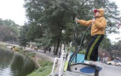 Người Hà Nội vừa tập thể dục vừa lọc nước hồ Người Hà Nội vừa tập thể dục vừa lọc nước hồ