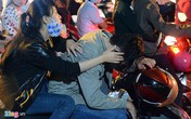 Nằm ngủ gục, chơi game giữa đường chờ kẹt xe sau pháo hoa Nằm ngủ gục, chơi game giữa đường chờ kẹt xe sau pháo hoa