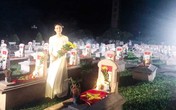 Ca sĩ kể chuyện hát trong đêm khuya giữa hàng nghìn ngôi mộ liệt sỹ Ca sĩ kể chuyện hát trong đêm khuya giữa hàng nghìn ngôi mộ liệt sỹ
