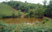 Bố lặn vớt thi thể con gái đuối nước dưới ao Bố lặn vớt thi thể con gái đuối nước dưới ao