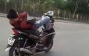 “Quái xế” lái xe bằng chân mang họ...Liều “Quái xế” lái xe bằng chân mang họ...Liều