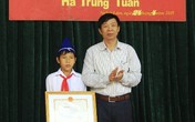 Bộ trưởng tặng bằng khen cho học sinh trả lại 20 triệu đồng nhặt được