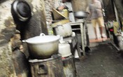 Kinh hoàng những bếp than âm ỉ giữa lòng phố cổ Kinh hoàng những bếp than âm ỉ giữa lòng phố cổ