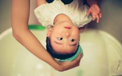 Bí quyết xua tan nỗi sợ hãi của bé khi gội đầu Bí quyết xua tan nỗi sợ hãi của bé khi gội đầu