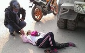 Bức ảnh "biker nắm tay cô gái bị tai nạn" gây xúc động mạnh Bức ảnh "biker nắm tay cô gái bị tai nạn" gây xúc động mạnh