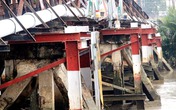 Xà lan đâm rung chuyển cầu sắt, nhiều người ngã nhào Xà lan đâm rung chuyển cầu sắt, nhiều người ngã nhào