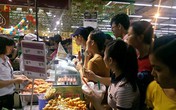 Chen nhau, chờ 30 phút mua xúc xích 14.000 đồng Chen nhau, chờ 30 phút mua xúc xích 14.000 đồng