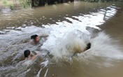 Cha mẹ ngất xỉu khi thấy thi thể 3 con nhỏ dưới ao Cha mẹ ngất xỉu khi thấy thi thể 3 con nhỏ dưới ao
