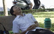 Cảm động phút chợp mắt của cha bên ngoài phòng thi Cảm động phút chợp mắt của cha bên ngoài phòng thi