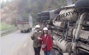 Hai thiếu nữ gây phẫn nộ khi chụp ảnh tươi cười bên chiếc xe tải bị lật Hai thiếu nữ gây phẫn nộ khi chụp ảnh tươi cười bên chiếc xe tải bị lật
