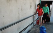 11 năm mẹ cõng con đến trường 11 năm mẹ cõng con đến trường