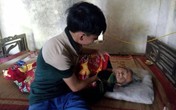 “Em đói lắm, nhưng phải dành tiền mua cơm cho bà, cho bố” “Em đói lắm, nhưng phải dành tiền mua cơm cho bà, cho bố”