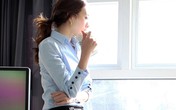 Mẹ khóc thầm khi con gái không chịu sang ngang Mẹ khóc thầm khi con gái không chịu sang ngang
