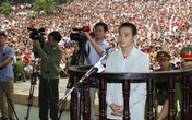 "Góc khuất" phiên xử kẻ thảm sát ở Yên Bái: Nỗi lòng 2 người cha chung nỗi đau mất con "Góc khuất" phiên xử kẻ thảm sát ở Yên Bái: Nỗi lòng 2 người cha chung nỗi đau mất con