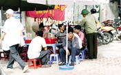 Trà đá vỉa hè lãi “khủng” từ chè vụn, chè cám Trà đá vỉa hè lãi “khủng” từ chè vụn, chè cám