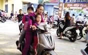 PGS Văn Như Cương thấy buồn cười với quy định trò không đội mũ bảo hiểm, thầy bị cắt thi đua PGS Văn Như Cương thấy buồn cười với quy định trò không đội mũ bảo hiểm, thầy bị cắt thi đua