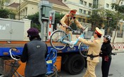 Ngắm cầu Nhật Tân, 2 cụ bà bị lạc đường về Ngắm cầu Nhật Tân, 2 cụ bà bị lạc đường về