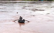 Cặp vợ chồng bị lật thuyền chết trong cơn dông Cặp vợ chồng bị lật thuyền chết trong cơn dông